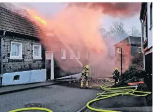  ?? FOTO: FEUERWEHR/ARCHIV ?? Als die Feuerwehr am Brandort eintraf, schlugen bereits große Flammen aus dem Dachstuhl.