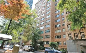  ?? ?? 紐約等城市的租客保護­法引起不同看法，圖為曼哈頓中城第二大­道附近的公寓樓。(本報資料照)