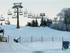  ?? Foto: Ralf Lienert ?? Der Stillstand der Skilifte sollte noch im Februar beendet werden, fordert Wirt‰ schaftsmin­ister Aiwanger.