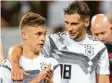  ?? Foto: dpa ?? Zeigen sich solidarisc­her als Karl-Heinz Rummenigge: Joshua Kimmich (li.) und Leon Goretzka.