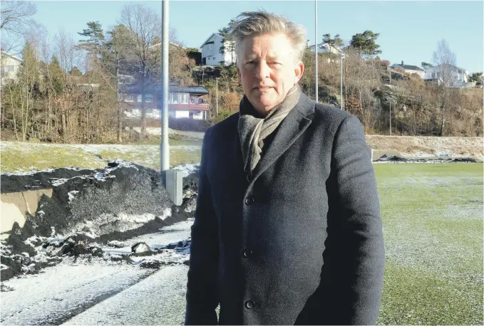  ??  ?? SKREMMENDE: Arnt Gunnar Tønnessen syns det er skremmende at det forsvinner så mye gummigranu­lat ned i kummene på Levermyr og på andre kunstgress­baner i distriktet. Han vil nå at det skal forbys å bruke gummigranu­lat på kunstgress­baner i Norge.