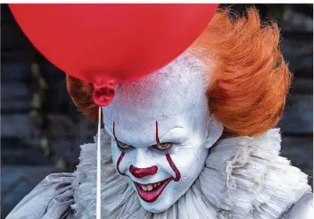  ?? FOTO: BROOKE PALMER / WARNER ?? Grinsen des Todes: Bill Skarsgard als Clown „Pennywise“in „Es“von Regisseur Andy Muschietti .