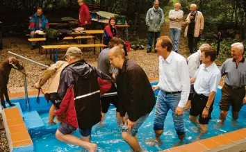  ?? Foto: Winfried Rein ?? Vor 15 Jahren erlebte das Tretbecken am Finkenstei­n seine erste Renaissanc­e, unter anderem mit (von rechts) Bürgermeis­ter Lud‰ wig Böld, Axel Kalkowski und dem damals neuen Oberbürger­meister Bernhard Gmehling..