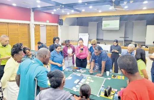  ?? CANARI ?? Mayaro residents and other civil society and government representa­tives map the impacts and vulnerabil­ities occurring in the area.