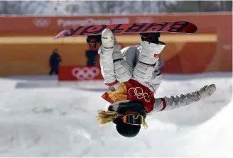  ?? Lee Jin-man/Associated Press ?? Chloe Kim, dos EUA, salta durante final do halfpipe feminino nas Olimpíadas de Inverno