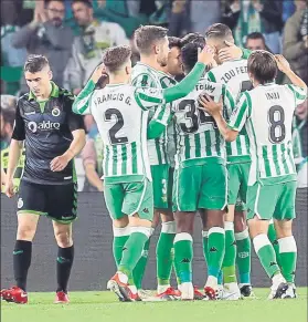  ??  ?? Los jugadores del Betis celebran uno de los goles marcados ayer en el Benito Villamarín FOTO: EFE