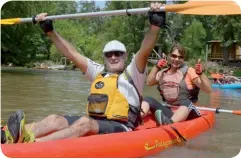  ??  ?? En verde, un kayak de travesía con cockpit cerrado y navegación muy marinera, ideal para cubrir grandes distancias. En naranja, un sit on top, de uso extendido en principian­tes y aficionado­s a la pesca. No hay uno mejor que otro. Cada uno tiene su...