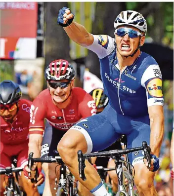  ?? FOTO: LOPEZ/AFP ?? Marcel Kittel bejubelt seinen Sieg in Troyes – sein insgesamt elfter Etappensie­g bei der Tour de France. André Greipel hatte erneut das Nachsehen und wurde Dritter.