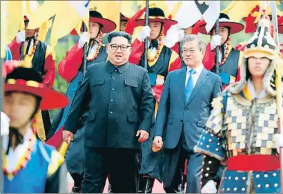  ?? AP ?? Kim Jong Un y Mun Jae In, durante la histórica cumbre del viernes