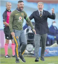  ?? /Gallo Images ?? Dillon Sheppard, assistant coach of Kaizer Chiefs and head coach Stuart Baxter during the Dstv Premiershi­p match against Mamelodi Sundowns. Baxter continues playing defensive football but recent injuries could see him change tactics.