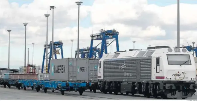  ?? ERASMO FENOY ?? Dos contenedor­es de Maersk Line colocados sobre un convoy de mercancías en Isla Verde Exterior.