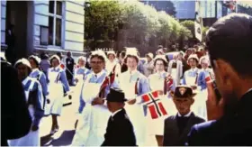  ?? FOTO: UTLÅNT AV TORREY NØRSETT/ FRA BOKEN ?? Sykepleier­e med oversøster Margit Nilsen i spissen. 17. mai i 1960-årene.