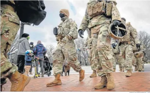  ?? CHRISTIAN MONTERROSA / EFE ?? Miembros de la Guardia Nacional de Estados Unidos se dirigen a sus puestos antes del inicio de la ceremonia en Washington.