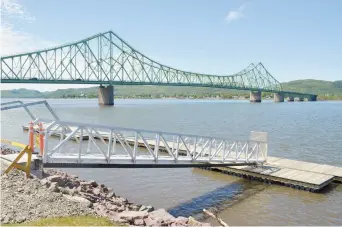  ??  ?? Le quai flottant de Campbellto­n a été installé cette semaine. Il n’est toutefois pas encore pleinement fonctionne­l. - Acadie Nouvelle: Jean-François Boisvert