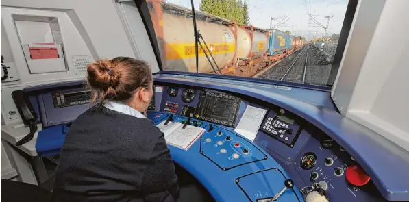  ?? Foto: Michael Hochgemuth ?? Auf dem Weg nach Donauwörth: Lokführeri­n Sabine Hahnemann steuert einen Fugger Express Triebwagen auf der Strecke durch das nördliche Lechtal. Durch ein spezielles Fahrtraini­ng schafft sie es, um die sieben Pro zent Strom zu sparen.