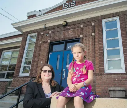  ?? GAVIN YOUNG ?? Rachel Sutherland and her daughter Elizabeth outside Sunnyside Elementary School. Sutherland, who says finding child care will be a challenge for many parents with early Friday dismissals, wonders why current profession­al developmen­t time isn’t good enough.