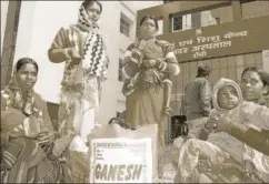  ?? DIWAKAR PRASAD/ HINDUSTAN TIMES ?? Patients outside the maternity care department at a hospital in Ranchi. Women’s experience­s with maternity caregivers can empower and comfort them