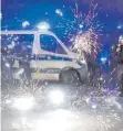  ?? FOTO: DPA ?? Polizeibea­mte stehen hinter explodiere­ndem Feuerwerk. Nach Angriffen auf Einsatzkrä­fte in der Silvestern­acht hat die Diskussion um Konsequenz­en begonnen.