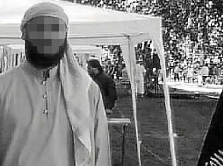  ?? Bild: Privat ?? Det här fotot på mannen som tog sin familj från Halmstad till Syrien är från en jihadistis­k sida på nätet. Där framställs han som martyr efter att som 36-åring ha dött i strid för IS.