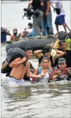  ??  ?? Vías. Migrantes cruzan el río que separa Guatemala y México.