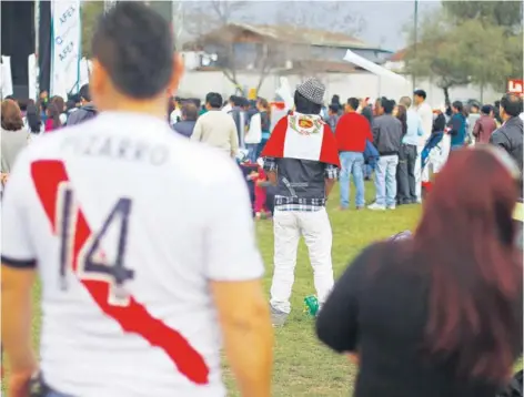  ??  ?? ► Peruanos residentes en el país en una celebració­n en Recoleta.