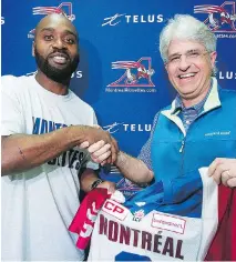  ?? GRAHAM HUGHES/THE CANADIAN PRESS ?? New Alouettes quarterbac­k Kevin Glenn shakes hands with general manager and head coach Jim Popp following a news conference in Montreal on Wednesday.