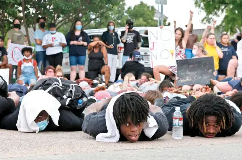  ??  ?? Manifestan­tes de
Norman, Oklahoma, se tiran boca abajo por 8 minutos 46 segundos durante una protesta por la muerte de George Floyd