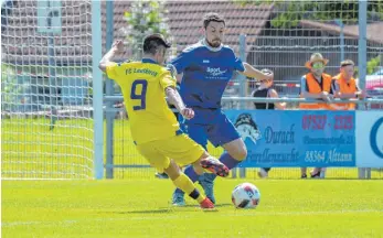  ?? FOTO: SHAKRAL PHOTOGRAPH­Y/FLORIAN WOLF ?? Auch der beste Hundersing­er an diesem Nachmittag, Innenverte­idiger Andreas Mormann, ist am Ende gegen den FC Leutkirch (li: Can Bozoglu) machtlos, Leutkirch siegt mit 3:0 und zieht ins Relegation­sspiel gegen Weingarten ein.