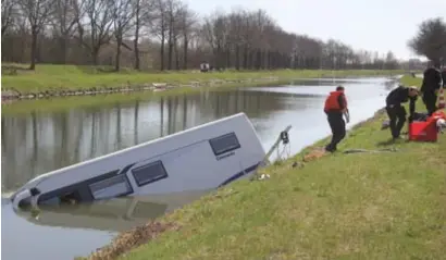  ?? FOTO MMD ?? De mobilhome stak nog half uit het water. Er raakte niemand gewond.