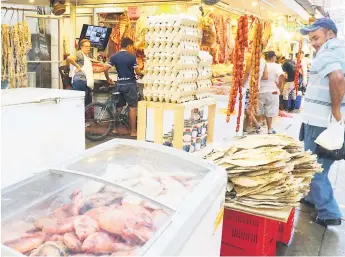  ?? FOTO: AMÍLCAR IZAGUIRRE. ?? CONSUMO. Mariscos mantienen sus precios en los mercados sampedrano­s.