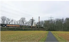  ?? FOTO: HEINZ SCHILD ?? Dies ist die Trasse der Walsumbahn bei Dinslaken-eppinghove­n. Sie wird heute noch von Güterzügen genutzt und ist in Zukunft vielleicht wieder für den Personenve­rkehr da.