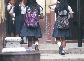  ?? FOTO: EMILIO FLORES ?? Algunos estudiante­s del Instituto Oficial 21 de Octubre han sido víctimas de la violencia que experiment­a la ciudad. En la jornada matutina se reportan la mayoría de los incidentes.