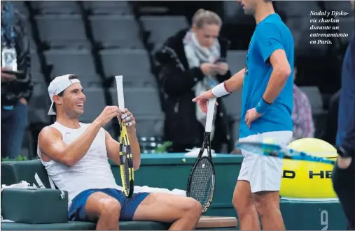  ??  ?? Nadal y Djokovic charlan durante un entrenamie­nto en París.