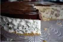  ??  ?? GOTTEGOTTG­OTT. Frozen cheesecake med riven choklad och tryffeltäc­ke. Frågor på det ...?