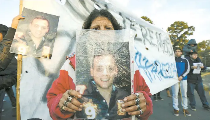  ?? JUAN JOSE GARCIA ?? Reclamo.
La madre de Gerardo Escobar con la foto. El joven estuvo desapareci­do una semana y sus familiares y amigos realizaron varias marchas para que lo buscaran.
