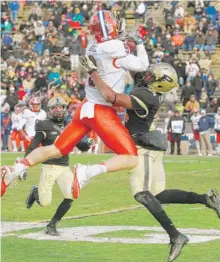  ?? | R. BRENT SMITH/AP ?? Receiver Steve Hull caught 10 passes for 169 yards and two touchdowns in Illinois’ 20-16 victory Saturday against Purdue in West Lafayette, Ind.