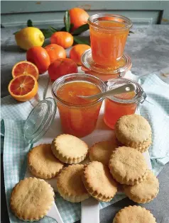  ?? FOTO: BOSSE NILSSON ?? Doften av ett marmeladko­k är underbart. Extra gott blir det till hemlagade scones.