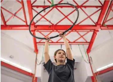  ?? AP PHOTOS/DENES ERDOS ?? Above: Ukrainian refugee circus student Anna Lysytska practices Monday in a training room in Budapest, Hungary.