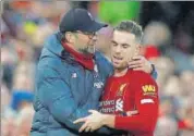  ??  ?? Liverpool's Jordan Henderson is embraced by manager Jurgen Klopp. Henderson scored the second goal vs Southampto­n. REUTERS