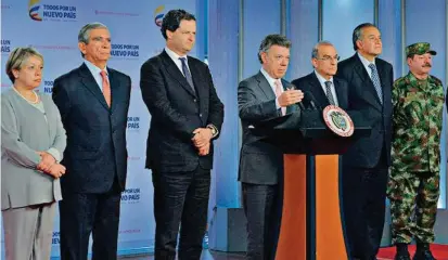  ?? FOTO EFE ?? El general (r) Jorge Enrique Mora Rangel, y el general (r) Óscar Naranjo, hicieron parte activa de la mesa de diálogos desde su instalació­n el 18 de noviembre de 2012.