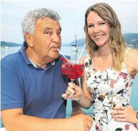 ?? ?? Rückkehr zu seinen Wurzeln: Rainer Husar im Jilly_Beach in Pörtschach mit der jungen steirische­n Winzerin Katrin Strohmaier. Mit ihrem Wermut entwarf er den Drink „Rosy in Love“.