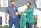  ?? FOTO: KEVIN DIETSCH/IMAGO IMAGES ?? Gute Miene zum schicken Jackett: Dustin Johnson (li.) und Tiger Woods.