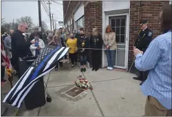  ?? PETE BANNAN - MEDIANEWS GROUP ?? Robert Quinn, Police Officer Dennis Daly and Keith Sparks unveil the hero plaque for Chief Sparks in front of the spot where he died.