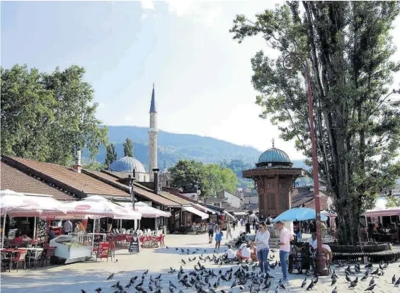  ??  ?? Las palomas es uno de los símbolos de Sarajevo en Bašcaršija junto a la Sebilj.