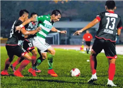  ?? CORTESÍA DE VÍCTOR COTO ?? Actualment­e, Víctor Coto (uniforme blanco y verde) es parte del Geylang Internatio­nal, de la Primera División de Singapur. Titular en ese conjunto, suma cinco anotacione­s en 21 partidos jugados.