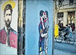  ?? ÀLEX GARCIA ?? Messi y Cristiano, celebrando su amor de ficción
