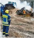  ?? Foto: Thorsten Jordan ?? Bei St. Ottilien ist in der Nacht auf Mon‰ tag ein Hackschnit­zellager in Flammen aufgegange­n.