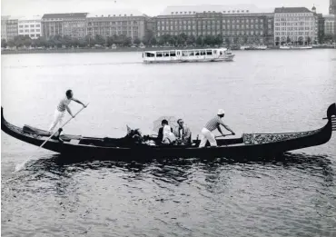  ?? Foto: imago/ZUMA/Keystone ?? Ein ungewohnte­r Anblick in Hamburg: eine Gondel auf der Alster