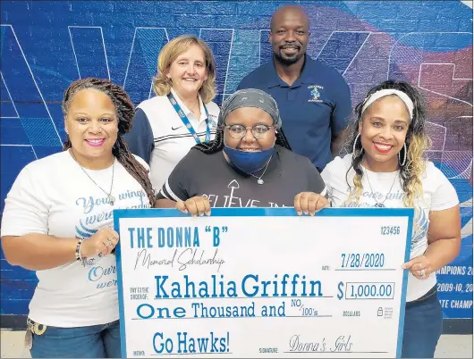  ?? TONY BARANEK/DAILY SOUTHTOWN ?? Annette Mayo, front left, and Alicia Meeks, front right, along with Hillcrest athletic director Lisa Wunar, back left, and Principal Clinton Alexander, back right, present Hillcrest graduate Kahalia Griffin with the first Donna “B” Memorial Scholarshi­p award on July 28, 2020.