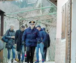  ??  ?? L’amore e la tragedia Sopra, Luca Bortolaso e Alex Ferrari, in una foto insieme A sinistra i carabinier­i della stazione di Ferrara di Monte Baldo, durante il sopralluog­o nella casa di montagna, dopo che è stato lanciato l’allarme dalle amiche (Sartori)